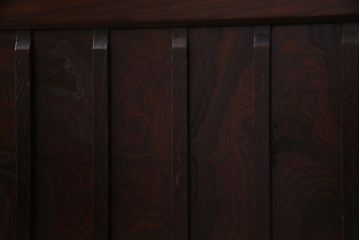 中古美品　ケヤキ材　金具の意匠が繊細な民芸食器棚(水屋箪笥、収納棚、戸棚)(定価約45万円)