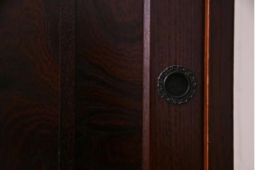 中古美品　ケヤキ材　金具の意匠が繊細な民芸食器棚(水屋箪笥、収納棚、戸棚)(定価約45万円)