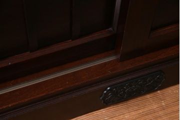 中古美品　ケヤキ材　金具の意匠が繊細な民芸食器棚(水屋箪笥、収納棚、戸棚)(定価約45万円)