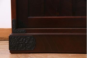 中古美品　ケヤキ材　金具の意匠が繊細な民芸食器棚(水屋箪笥、収納棚、戸棚)(定価約45万円)