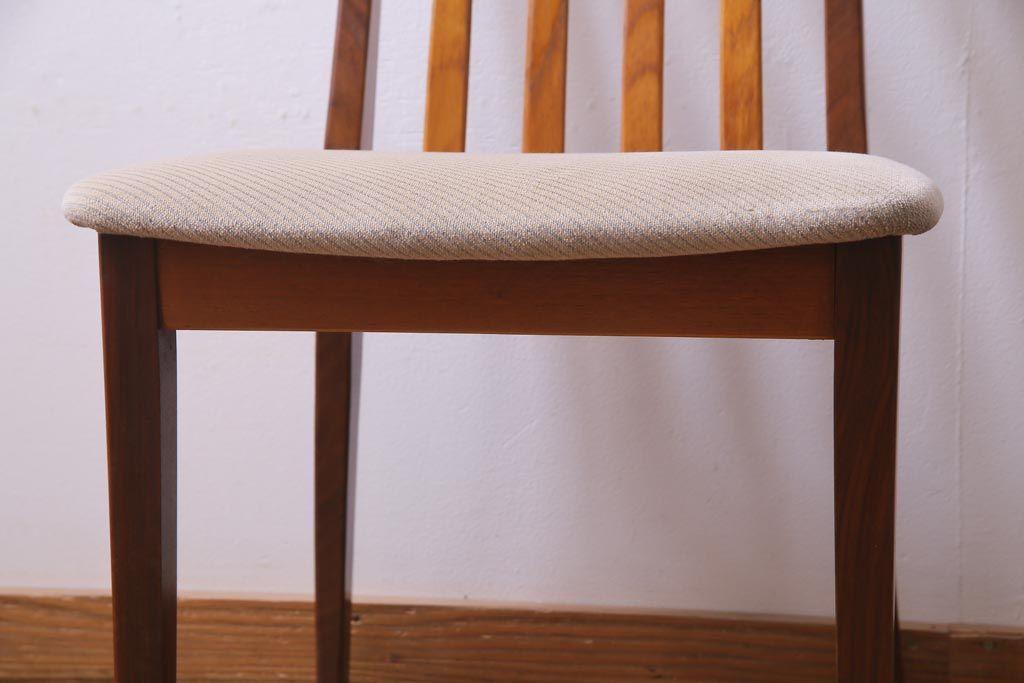 ヴィンテージ家具　北欧ビンテージ　G-PLAN(ジープラン)　チーク材の温もり溢れるダイニングチェア(椅子)(2)