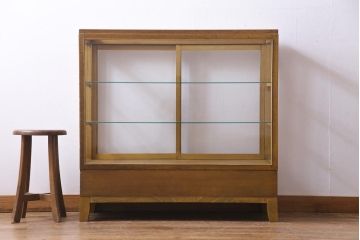 レトロ家具　脚付リメイク　黄味がかった木の色合いがレトロなガラスケース(ショーケース、陳列棚)