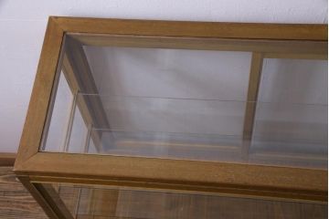 レトロ家具　脚付リメイク　黄味がかった木の色合いがレトロなガラスケース(ショーケース、陳列棚)