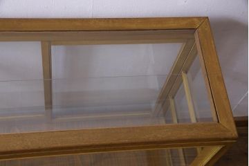 レトロ家具　脚付リメイク　黄味がかった木の色合いがレトロなガラスケース(ショーケース、陳列棚)
