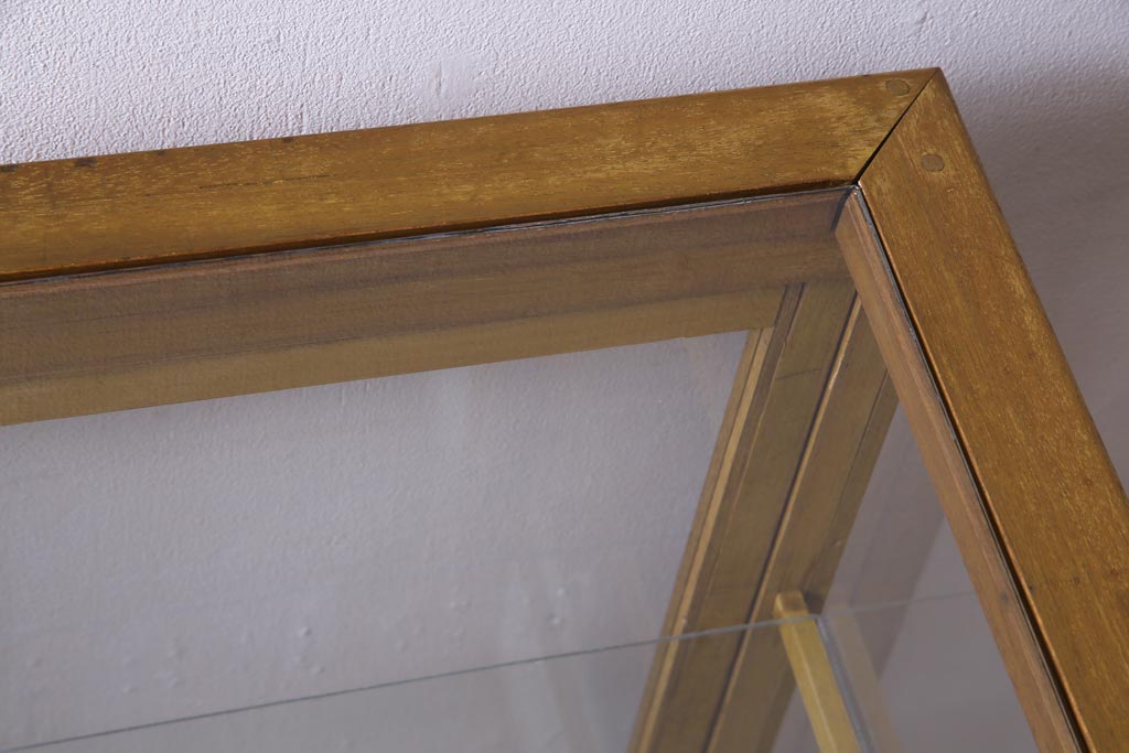 レトロ家具　脚付リメイク　黄味がかった木の色合いがレトロなガラスケース(ショーケース、陳列棚)