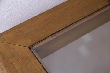 レトロ家具　脚付リメイク　黄味がかった木の色合いがレトロなガラスケース(ショーケース、陳列棚)