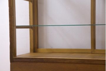 レトロ家具　脚付リメイク　黄味がかった木の色合いがレトロなガラスケース(ショーケース、陳列棚)