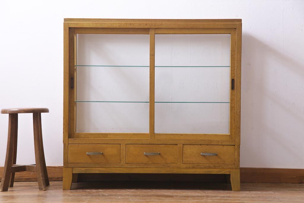 レトロ家具　脚付リメイク　黄味がかった木の色合いがレトロなガラスケース(ショーケース、陳列棚)