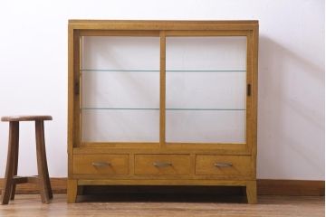 レトロ家具　脚付リメイク　黄味がかった木の色合いがレトロなガラスケース(ショーケース、陳列棚)