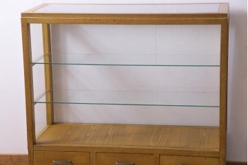 レトロ家具　脚付リメイク　黄味がかった木の色合いがレトロなガラスケース(ショーケース、陳列棚)