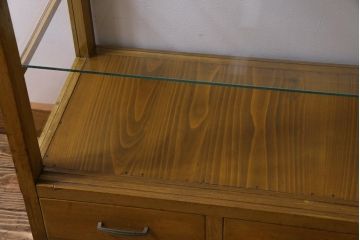レトロ家具　脚付リメイク　黄味がかった木の色合いがレトロなガラスケース(ショーケース、陳列棚)