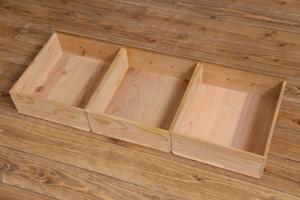 レトロ家具　脚付リメイク　黄味がかった木の色合いがレトロなガラスケース(ショーケース、陳列棚)