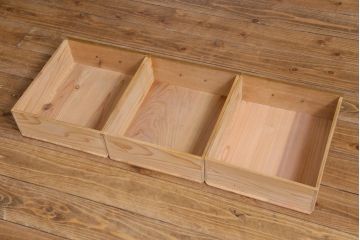 レトロ家具　脚付リメイク　黄味がかった木の色合いがレトロなガラスケース(ショーケース、陳列棚)