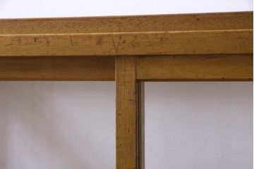 レトロ家具　脚付リメイク　黄味がかった木の色合いがレトロなガラスケース(ショーケース、陳列棚)