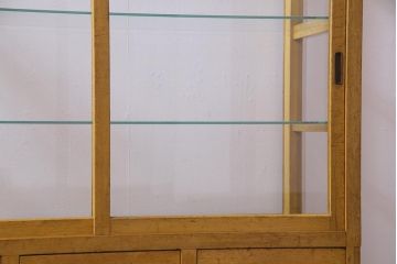 レトロ家具　脚付リメイク　黄味がかった木の色合いがレトロなガラスケース(ショーケース、陳列棚)