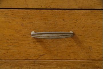 レトロ家具　脚付リメイク　黄味がかった木の色合いがレトロなガラスケース(ショーケース、陳列棚)