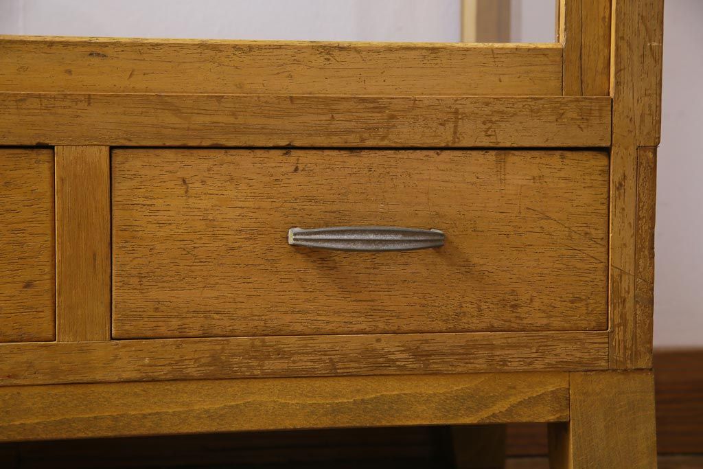 レトロ家具　脚付リメイク　黄味がかった木の色合いがレトロなガラスケース(ショーケース、陳列棚)