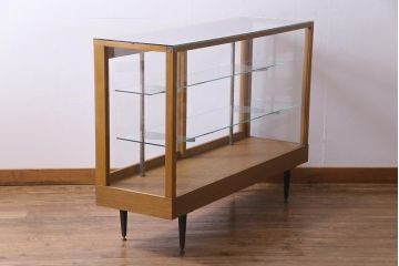 レトロ家具　昭和　すっきりとしたデザインのレトロな脚付きガラスケース(ショーケース、陳列棚)
