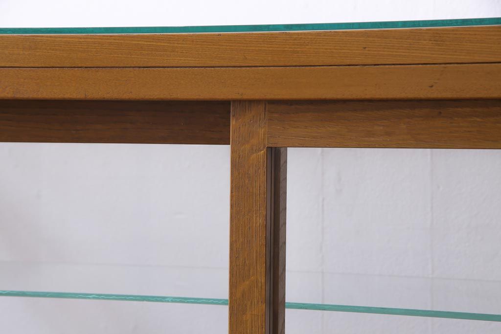 レトロ家具　昭和　すっきりとしたデザインのレトロな脚付きガラスケース(ショーケース、陳列棚)