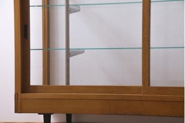 レトロ家具　昭和　すっきりとしたデザインのレトロな脚付きガラスケース(ショーケース、陳列棚)