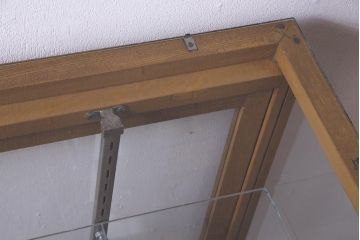 レトロ家具　昭和　すっきりとしたデザインのレトロな脚付きガラスケース(ショーケース、陳列棚)