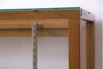レトロ家具　昭和　すっきりとしたデザインのレトロな脚付きガラスケース(ショーケース、陳列棚)