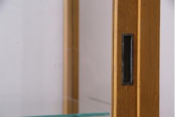 レトロ家具　昭和　すっきりとしたデザインのレトロな脚付きガラスケース(ショーケース、陳列棚)
