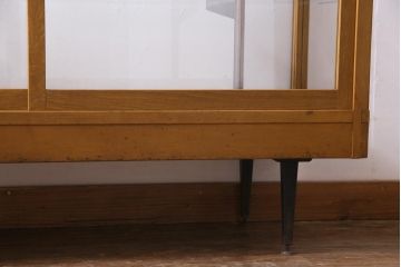 レトロ家具　昭和　すっきりとしたデザインのレトロな脚付きガラスケース(ショーケース、陳列棚)