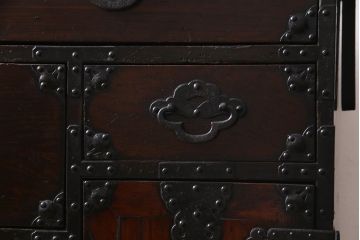 アンティーク家具　和製アンティーク　前面栗材　存在感のある金具の米沢箪笥(時代箪笥、和タンス)(R-035810)
