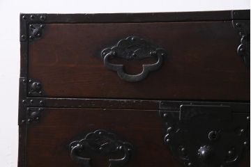 アンティーク家具　和製アンティーク　前面栗材　存在感のある金具の米沢箪笥(時代箪笥、和タンス)(R-035810)