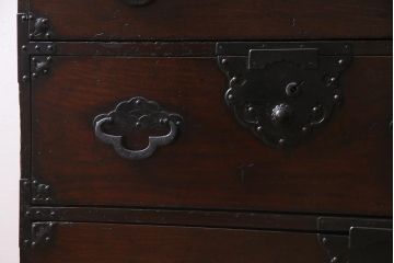 アンティーク家具　和製アンティーク　前面栗材　存在感のある金具の米沢箪笥(時代箪笥、和タンス)(R-035810)