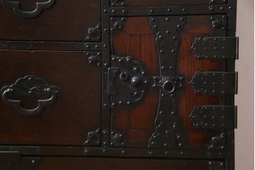 アンティーク家具　和製アンティーク　前面栗材　存在感のある金具の米沢箪笥(時代箪笥、和タンス)(R-035810)