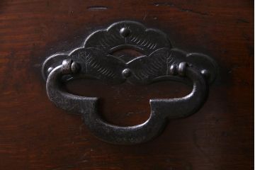アンティーク家具　和製アンティーク　前面栗材　存在感のある金具の米沢箪笥(時代箪笥、和タンス)(R-035810)