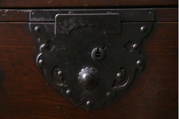アンティーク家具　和製アンティーク　前面栗材　存在感のある金具の米沢箪笥(時代箪笥、和タンス)(R-035810)