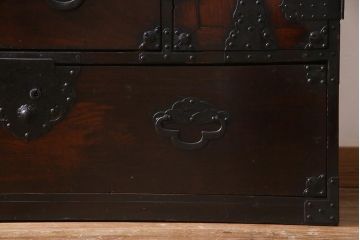 アンティーク家具　和製アンティーク　前面栗材　存在感のある金具の米沢箪笥(時代箪笥、和タンス)(R-035810)