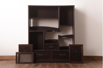 アンティーク家具　和製アンティーク　前面桑材　結霜ガラス入り　大人の雰囲気が漂うシックな茶箪笥(収納棚、飾り棚)