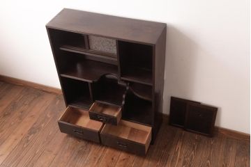 アンティーク家具　和製アンティーク　前面桑材　結霜ガラス入り　大人の雰囲気が漂うシックな茶箪笥(収納棚、飾り棚)