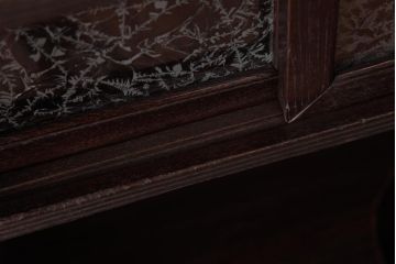 アンティーク家具　和製アンティーク　前面桑材　結霜ガラス入り　大人の雰囲気が漂うシックな茶箪笥(収納棚、飾り棚)