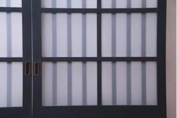 ペイント建具　すりガラス入り　クラシカルなデザインのガラス戸(引き戸、建具)2枚セット