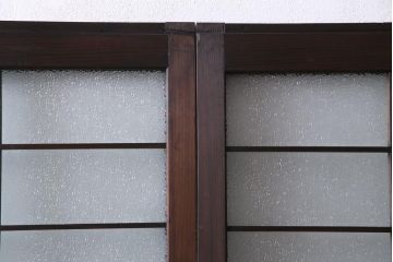 昭和レトロ　腰板ケヤキ材　ダイヤガラス入り　珍しい桟のデザインのガラス戸(引き戸、建具)2枚セット