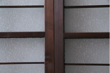 昭和レトロ　腰板ケヤキ材　ダイヤガラス入り　珍しい桟のデザインのガラス戸(引き戸、建具)2枚セット