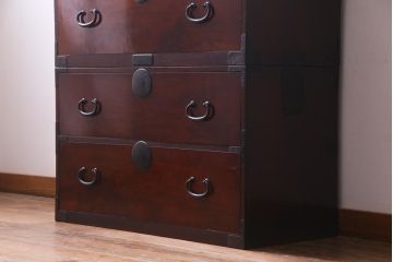 アンティーク家具　和製アンティーク　前面ケヤキ材　漆塗り　赤みがかった色合いが魅力的な重ね箪笥(衣装箪笥、和タンス、チェスト)