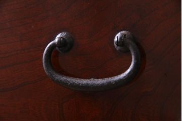 アンティーク家具　和製アンティーク　前面ケヤキ材　漆塗り　赤みがかった色合いが魅力的な重ね箪笥(衣装箪笥、和タンス、チェスト)