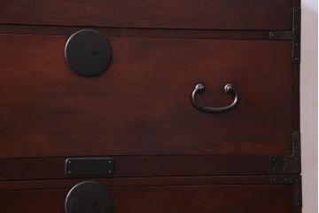 アンティーク家具　和製アンティーク　前面ケヤキ材　漆塗り　赤みがかった色合いが魅力的な重ね箪笥(衣装箪笥、和タンス、チェスト)