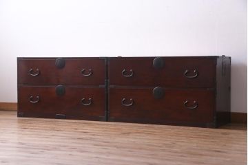 アンティーク家具　和製アンティーク　前面ケヤキ材　漆塗り　赤みがかった色合いが魅力的な重ね箪笥(衣装箪笥、和タンス、チェスト)