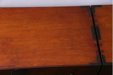 アンティーク家具　和製アンティーク　前面ケヤキ材　漆塗り　赤みがかった色合いが魅力的な重ね箪笥(衣装箪笥、和タンス、チェスト)