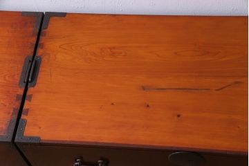 アンティーク家具　和製アンティーク　前面ケヤキ材　漆塗り　赤みがかった色合いが魅力的な重ね箪笥(衣装箪笥、和タンス、チェスト)