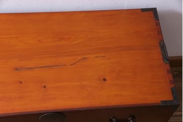 アンティーク家具　和製アンティーク　前面ケヤキ材　漆塗り　赤みがかった色合いが魅力的な重ね箪笥(衣装箪笥、和タンス、チェスト)