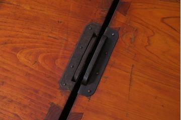 アンティーク家具　和製アンティーク　前面ケヤキ材　漆塗り　赤みがかった色合いが魅力的な重ね箪笥(衣装箪笥、和タンス、チェスト)