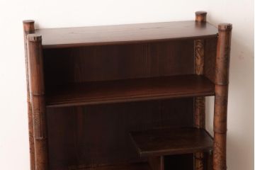 和製アンティーク　工芸家具　竹の支柱が目を引く!彫刻が見事な飾り棚(茶棚)